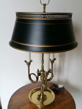 Charger l&#39;image dans la galerie, Lampe bouillotte à trompette, 3 feux en parfait état. 
