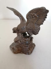 Charger l&#39;image dans la galerie, Aigle en bronze ailes ouverte, sur son rocher.
