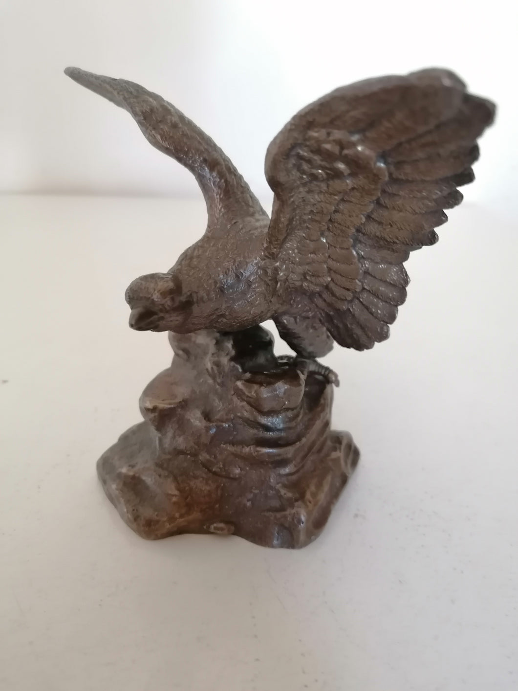 Aigle en bronze ailes ouverte, sur son rocher.