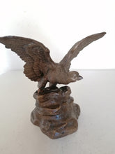 Charger l&#39;image dans la galerie, Aigle en bronze ailes ouverte, sur son rocher.
