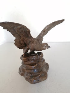 Aigle en bronze ailes ouverte, sur son rocher.