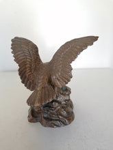 Charger l&#39;image dans la galerie, Aigle en bronze ailes ouverte, sur son rocher.
