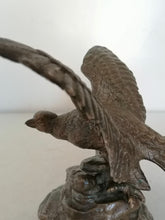 Charger l&#39;image dans la galerie, Aigle en bronze ailes ouverte, sur son rocher.
