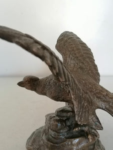 Aigle en bronze ailes ouverte, sur son rocher.