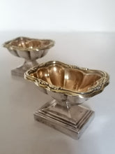 Charger l&#39;image dans la galerie, Règne des deux Scicile, Naple 1830-1870 paire de salière en argent massif et doré. Avec poinçons de maître.

