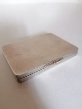 Charger l&#39;image dans la galerie, Ravissante boîte à cigarette en argent massif Anglais, fin détail doré sur l&#39;encoche d&#39;ouverture
