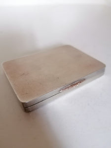 Ravissante boîte à cigarette en argent massif Anglais, fin détail doré sur l'encoche d'ouverture