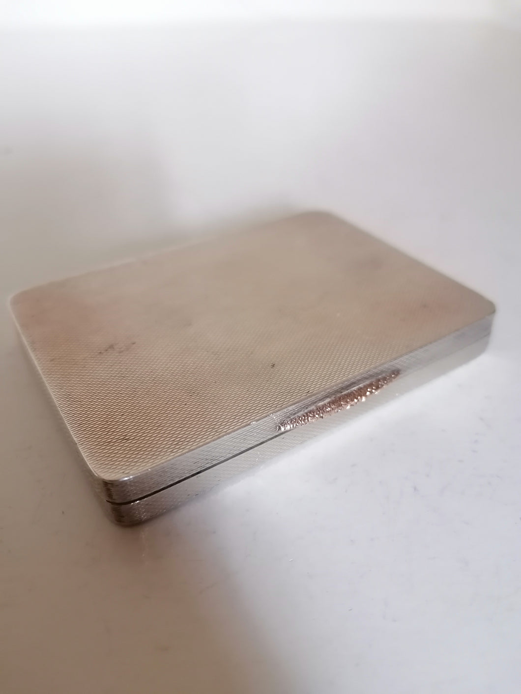 Ravissante boîte à cigarette en argent massif Anglais, fin détail doré sur l'encoche d'ouverture