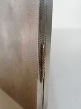 Charger l&#39;image dans la galerie, Ravissante boîte à cigarette en argent massif Anglais, fin détail doré sur l&#39;encoche d&#39;ouverture
