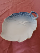 Charger l&#39;image dans la galerie, Assiète porcelaine fine Danoise Copenhague, décors mouette peinte à la main.
