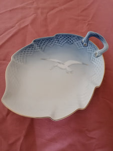 Assiète porcelaine fine Danoise Copenhague, décors mouette peinte à la main.