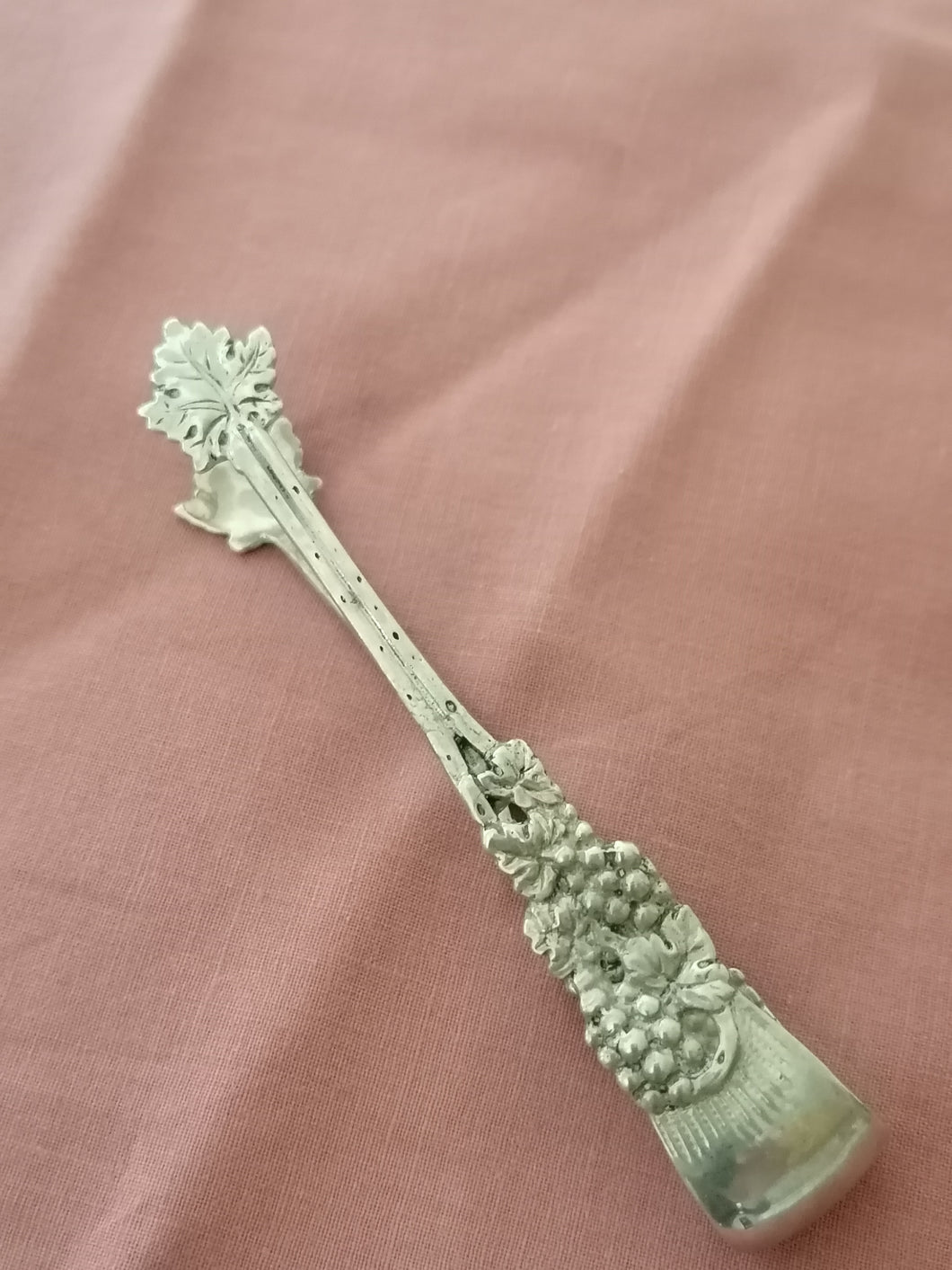 Petite pince à sucre en argent, décors vigne.