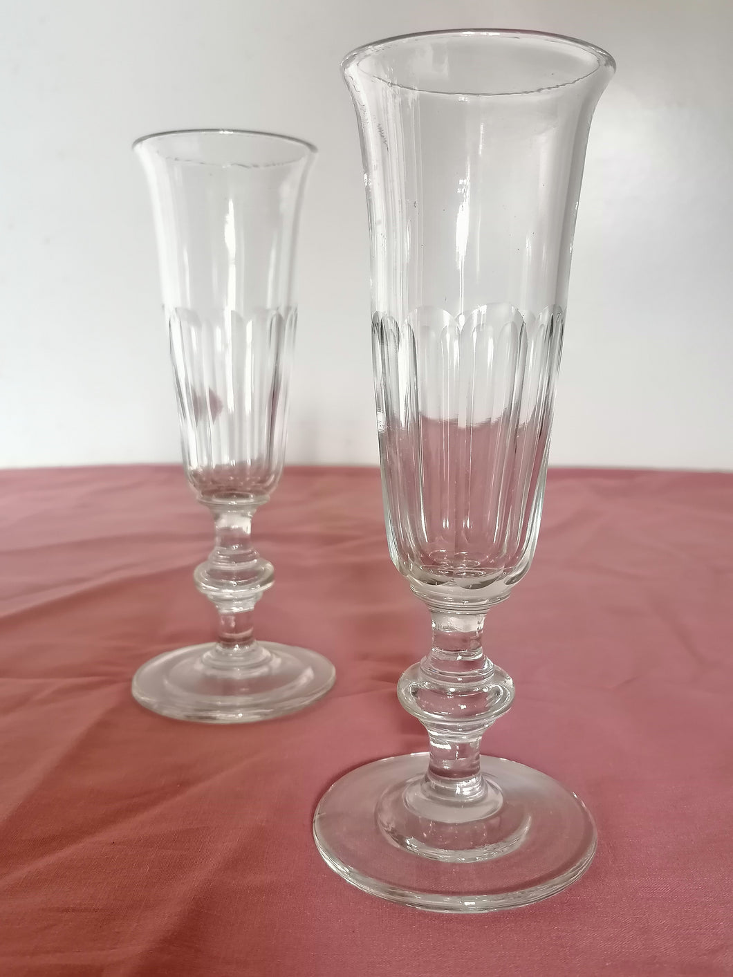 Paire de flûte à Champagne en cristal taillé, légèrement évasé