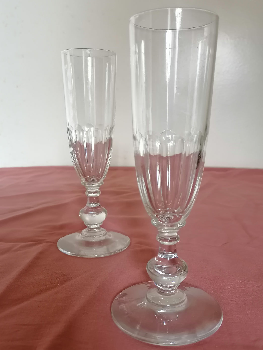 Paire de flûte à Champagne en cristal taillé,