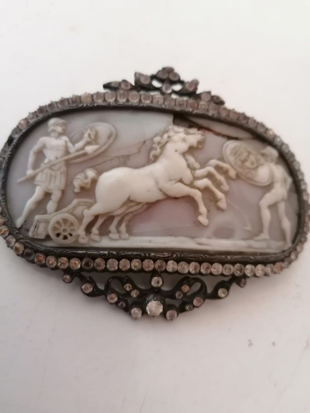 Broche camé en argent ancienne, avec manque de pierre et dégât.