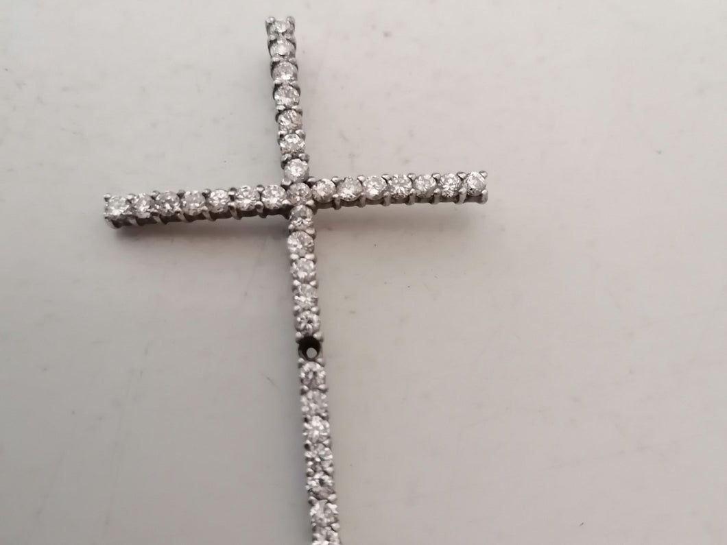 Croix pendentif  en argent avec cristaux. Manque une pièce. 