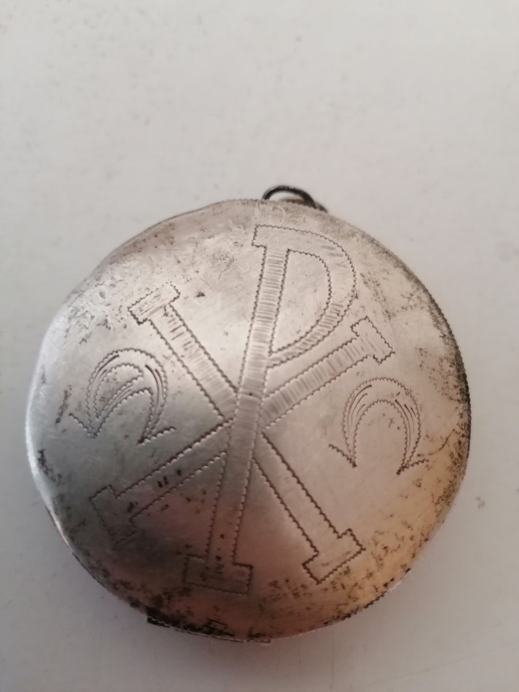 Boîte pendentif en argent massif espagnol ancienne. Symbole Templier