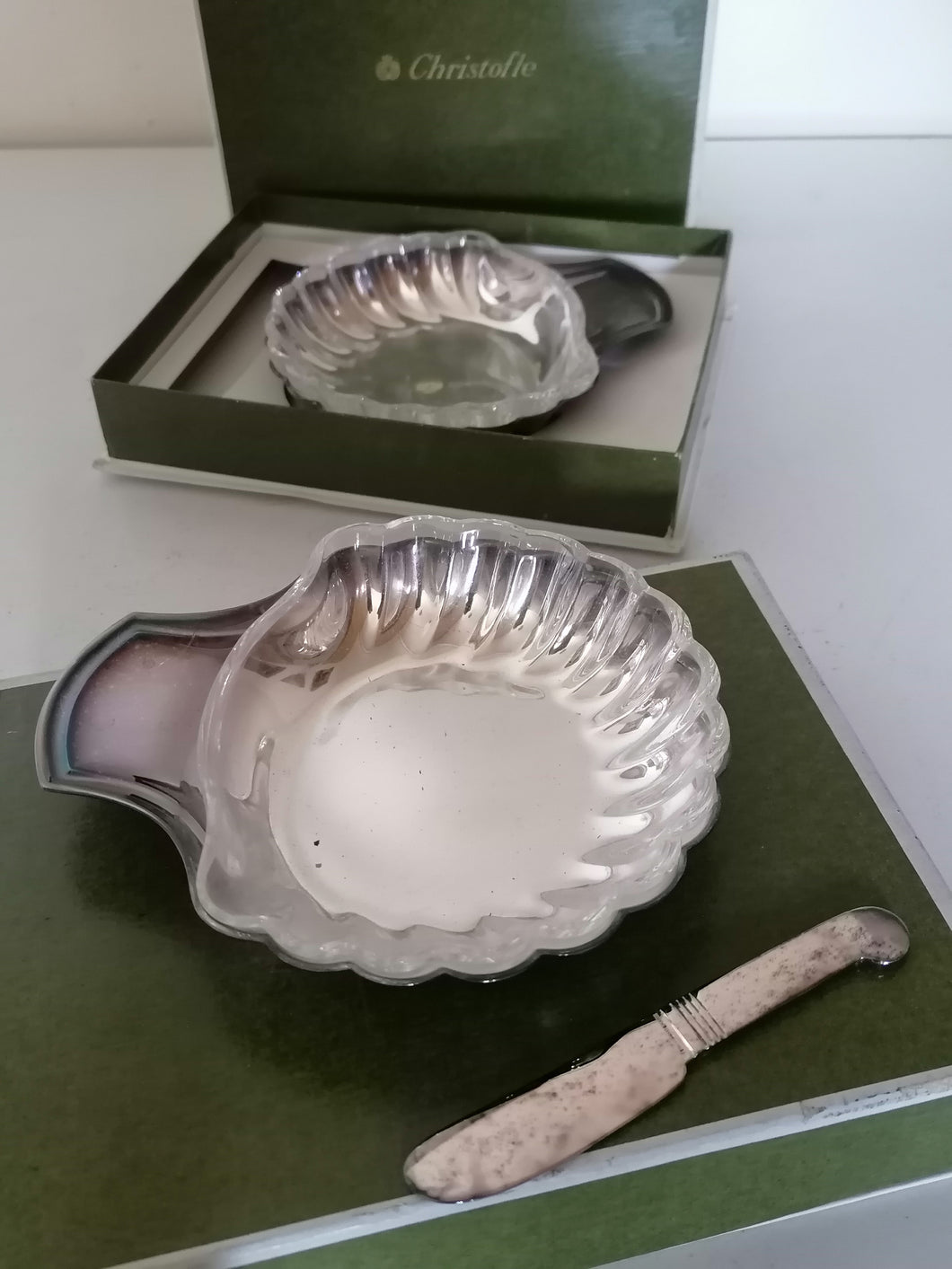 Paire de beurrier de Christofle en métal argenté et cristal avec un petit couteau (rare) 