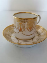 Charger l&#39;image dans la galerie, Tasse et sous tasse vieux Paris en porcelaine peinte à la main.
