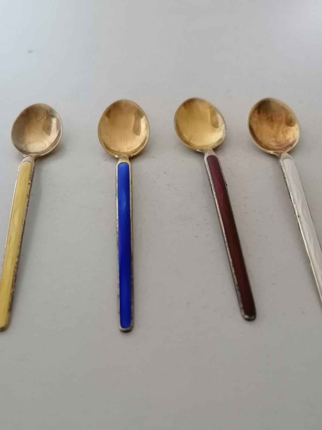 4 cuillières à café Suédoise en argent doré et émail. Parfait état. 