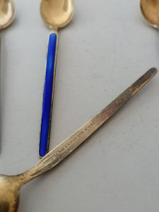 4 cuillières à café Suédoise en argent doré et émail. Parfait état. 