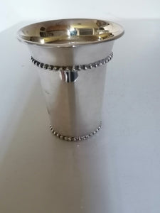 Gobelet argenté, intérieur doré. État neuf. 