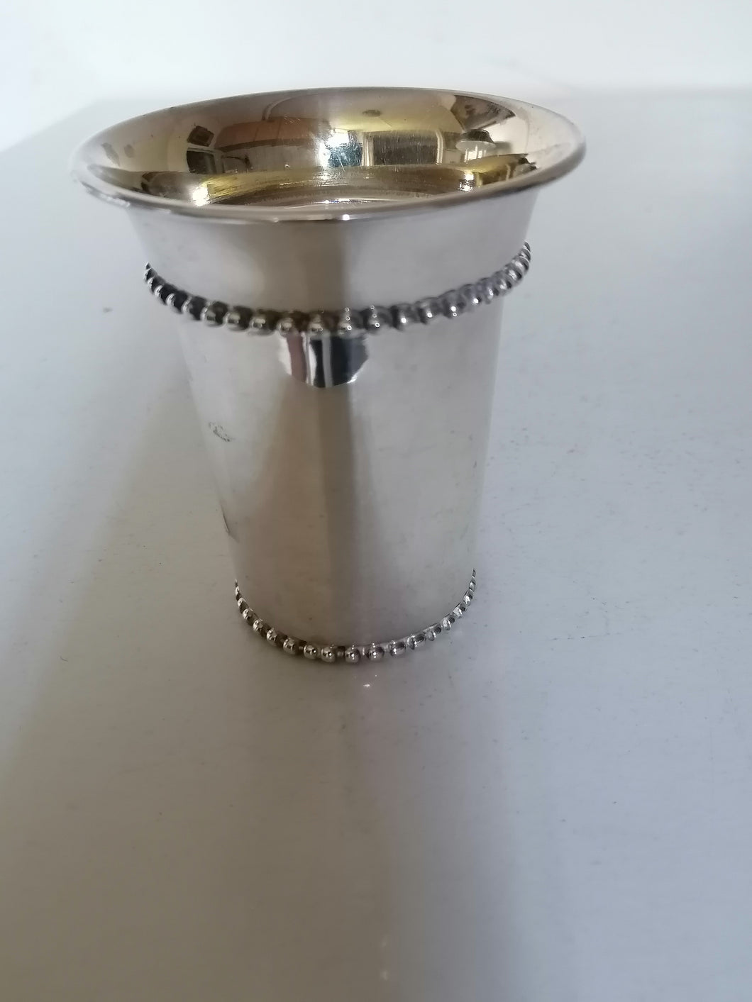 Gobelet argenté, intérieur doré. État neuf. 