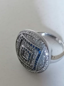 Bague argent rhodié et cristaux teinté et taillé. 