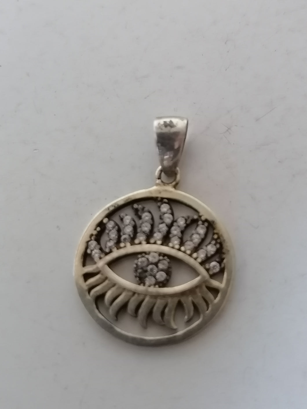 Pendentif œil certie se cristaux taillés. 