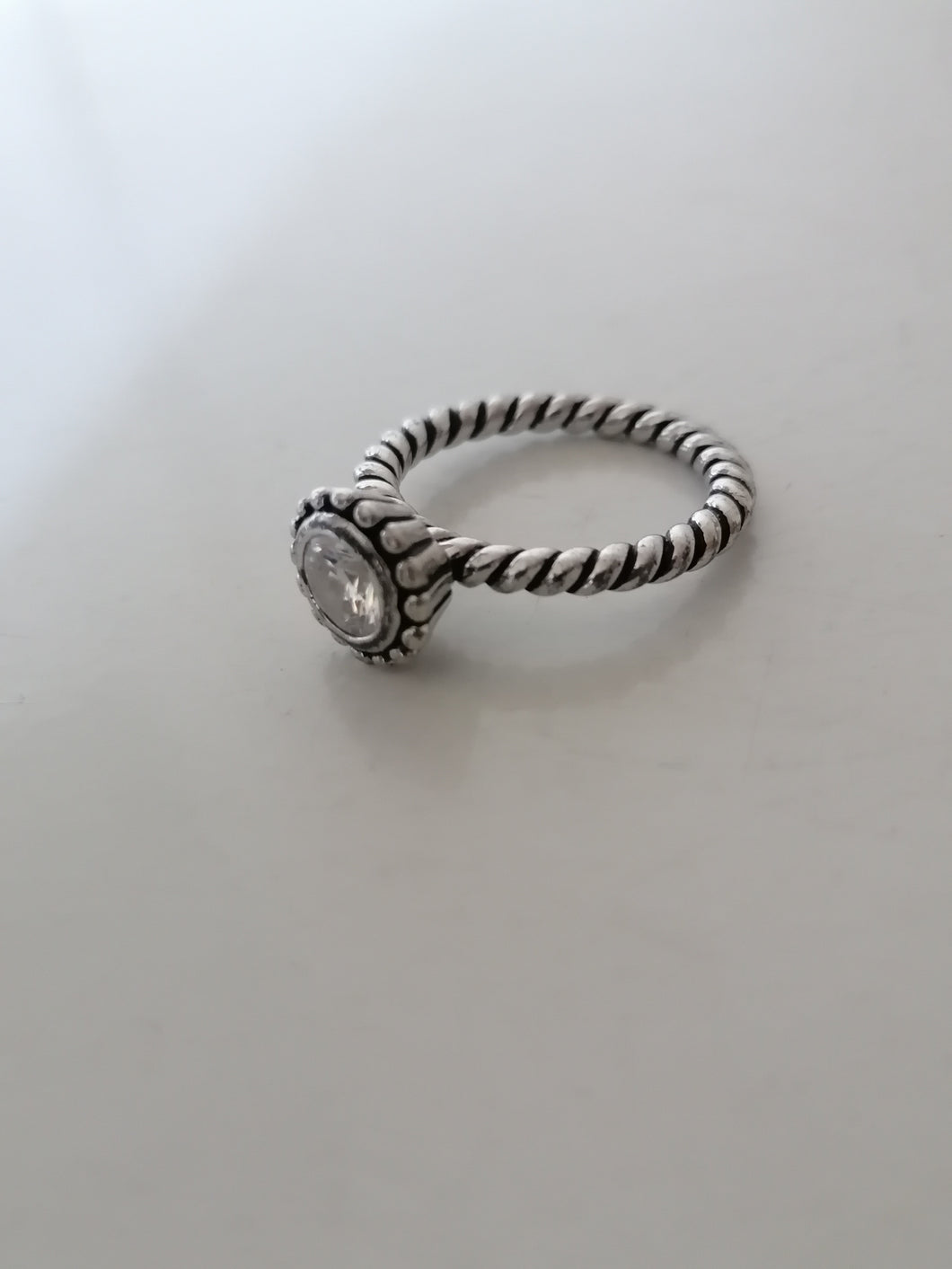 Bague en argent et cristal taillé. 