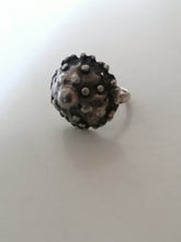 Charger l&#39;image dans la galerie, Curieuse bague en argent, travail amateur  avec 2 pièce différentes
