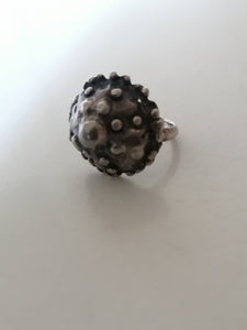 Curieuse bague en argent, travail amateur  avec 2 pièce différentes