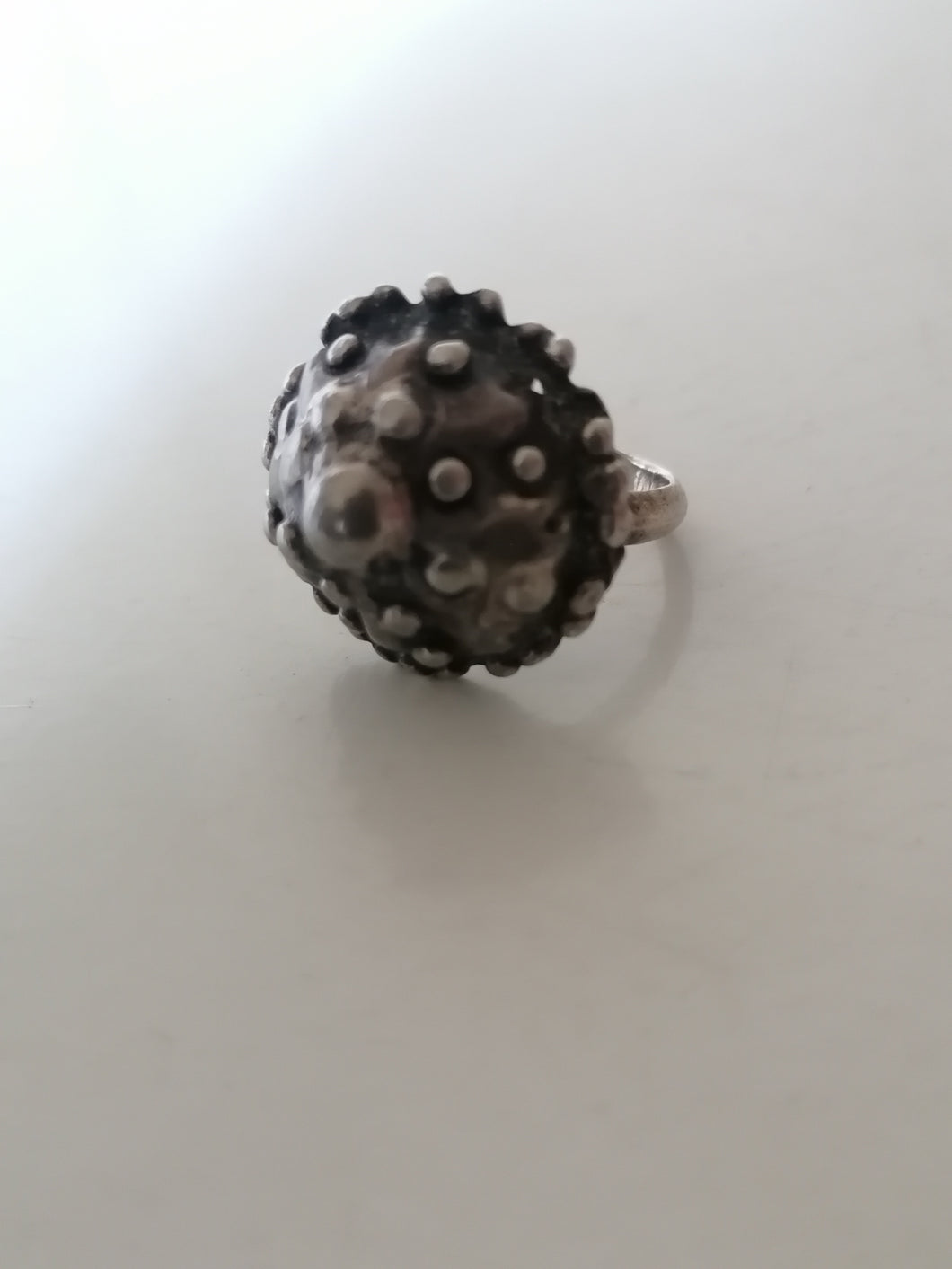 Curieuse bague en argent, travail amateur  avec 2 pièce différentes