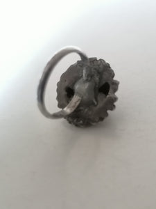 Curieuse bague en argent, travail amateur  avec 2 pièce différentes