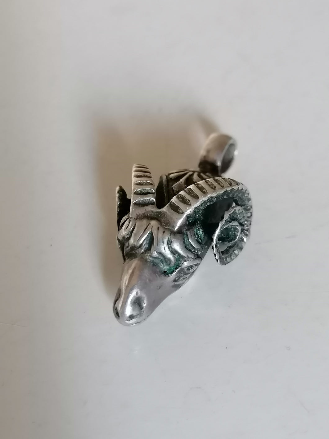 Pendentif bélier en argent massif. 