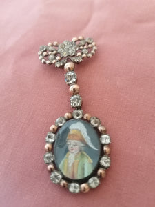 Broche ancienne avec émail peinte argent et strass. 