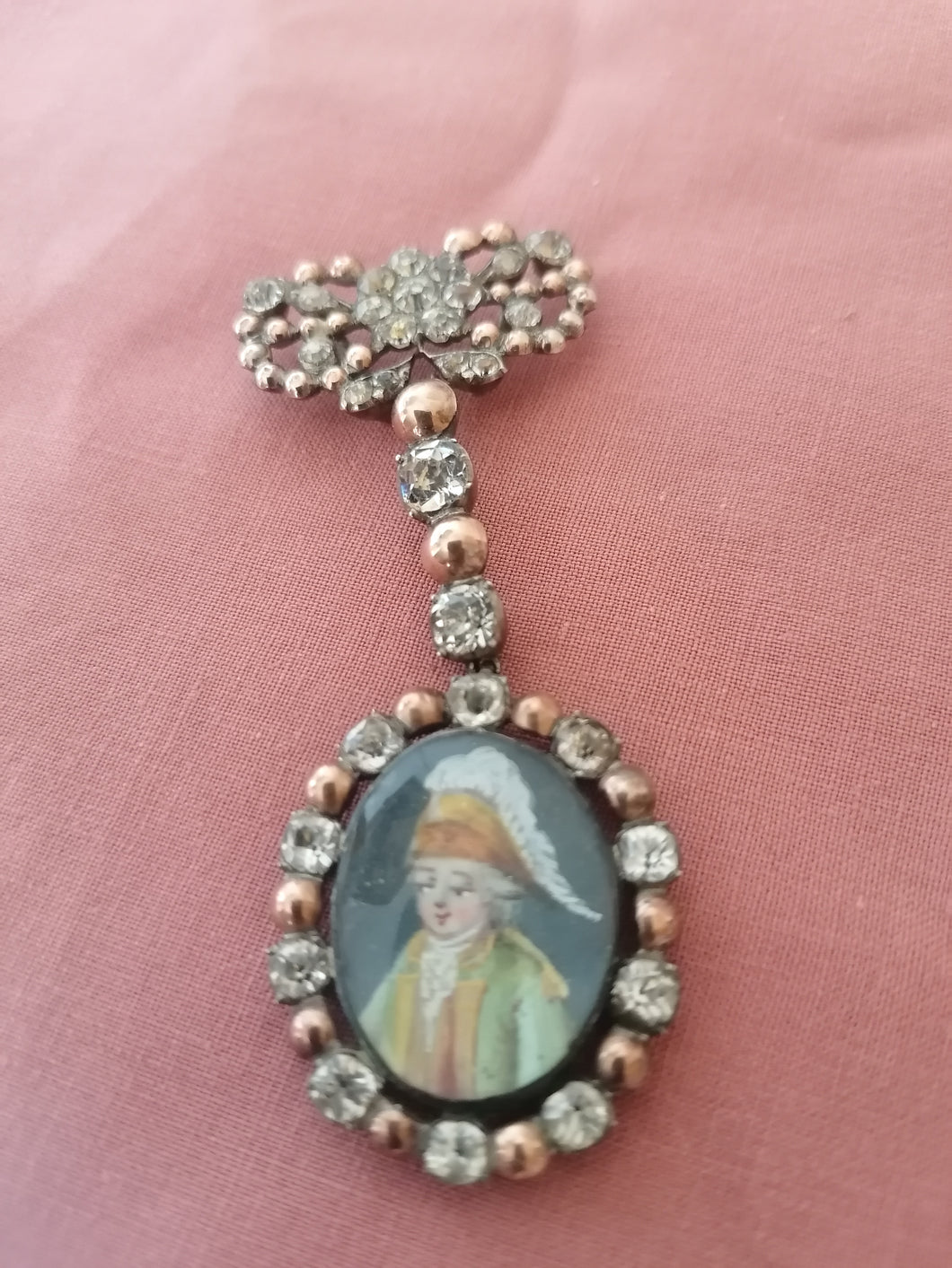 Broche ancienne avec émail peinte argent et strass. 