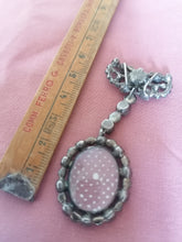 Charger l&#39;image dans la galerie, Broche ancienne avec émail peinte argent et strass. 
