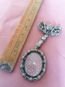 Broche ancienne avec émail peinte argent et strass. 