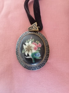 Médaillon souvenir en porcelaine peinte et argent massif. Début XXème