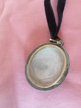 Charger l&#39;image dans la galerie, Médaillon souvenir en porcelaine peinte et argent massif. Début XXème
