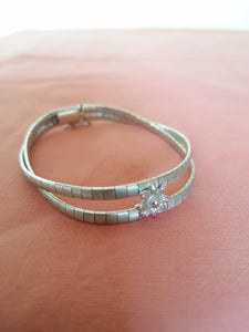 Bracelet double en argent massif, décors fleur. 