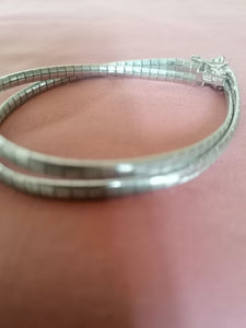 Bracelet double en argent massif, décors fleur. 