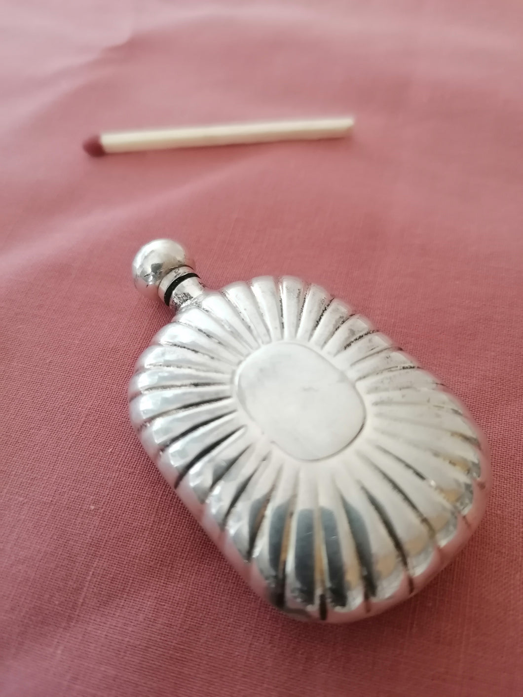 Flacon à parfum en verre recouvert d'argent massif.