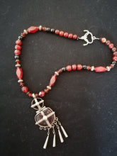 Charger l&#39;image dans la galerie, Collier sautoir création avec bijoux orientale ancien en argent et ambre, perle de cornaline Agathe verre et argent. 
