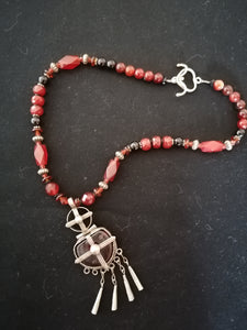 Collier sautoir création avec bijoux orientale ancien en argent et ambre, perle de cornaline Agathe verre et argent. 