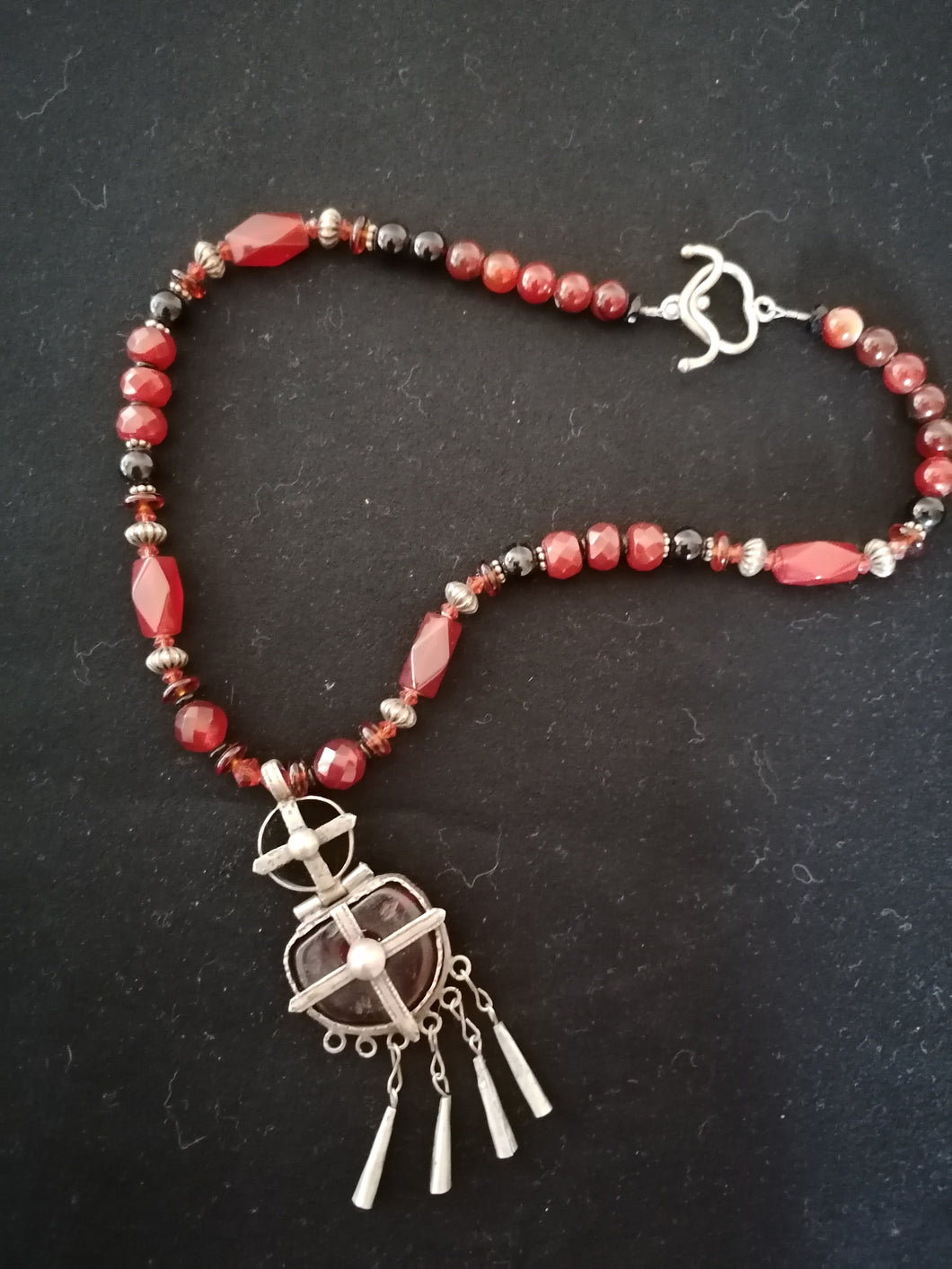 Collier sautoir création avec bijoux orientale ancien en argent et ambre, perle de cornaline Agathe verre et argent. 