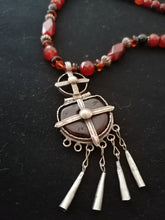 Charger l&#39;image dans la galerie, Collier sautoir création avec bijoux orientale ancien en argent et ambre, perle de cornaline Agathe verre et argent. 
