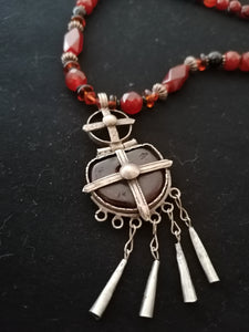 Collier sautoir création avec bijoux orientale ancien en argent et ambre, perle de cornaline Agathe verre et argent. 