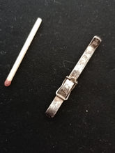 Charger l&#39;image dans la galerie, Pince à cravate argent doré, avec système de griffes. 
